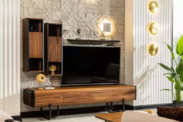 E e wonnerschéinen TV-Schaf mat Wandregaler am Loft-Stil, deen Ärem Wunnzëmmer e schéint Ausgesinn gëtt.
