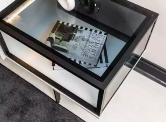 En eenzegaartegen TV-Schaf an Regaler am minimalistischen Stil