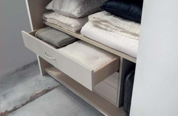 Kleederschaf Designer Kleederschief Mëbel Holz Schief Schaf Spigel