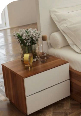 Wäiss-Brongt Schlofzëmmer Set Luxus Holzmibbelen Bett Nuetsdëscher Komoud.