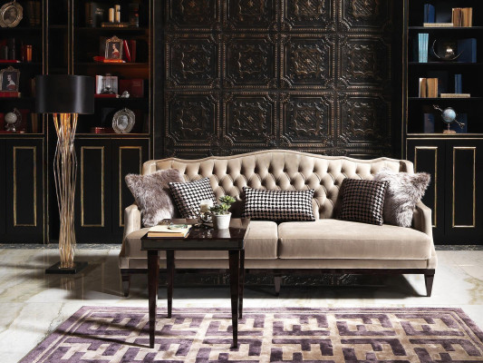 Elegante dräisëtzeger Chesterfield Sofa a Gro – zäitlos Polstermöbler fir Äert Doheem