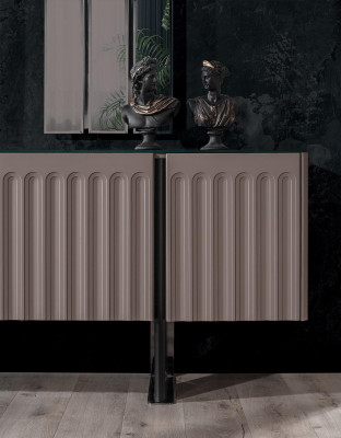 Modern Iesszëmmer Set Besteet aus Anrichte an 2x Spigel Perfekte 3-Deeler.