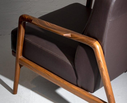Design-Akzent: Sëtz an Trendfaarf mat einfachem Holzrahmen nei.