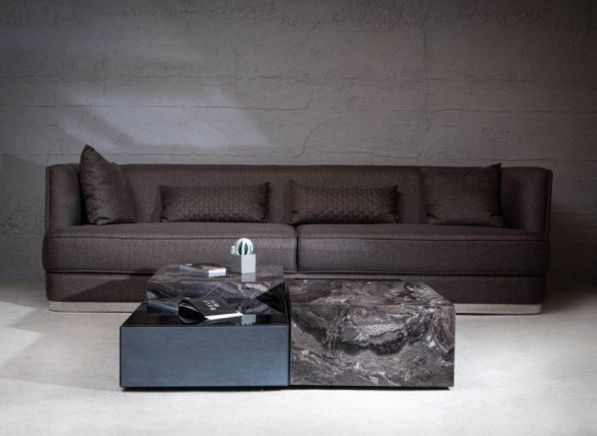Stilvollen Dësch fir d'Couch aus Glas am minimalistischen Stil fir d'Wunnzëmmer