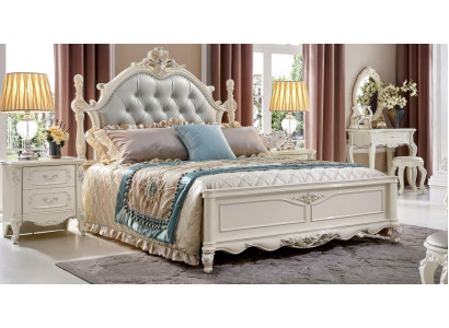 Klassescht Chesterfield-Bett am wäissen Rokoko-Barock-Stil.