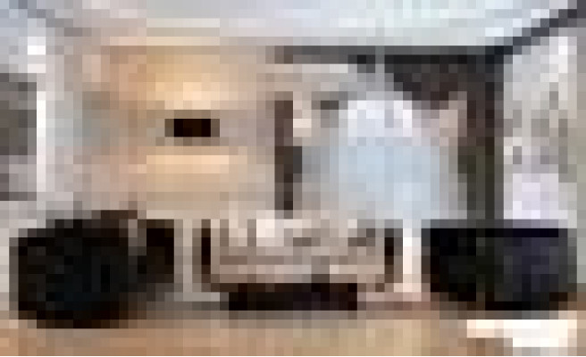 Luxuriéise gepolsterten 3-Sëtzer-Sofa a Beige am zäitgenëssesche Stil