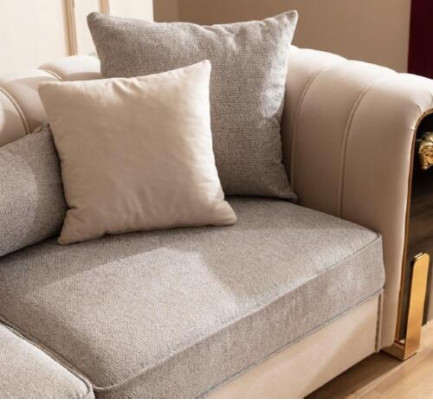 Luxuriéise gepolsterten 3-Sëtzer-Sofa a Beige am zäitgenëssesche Stil