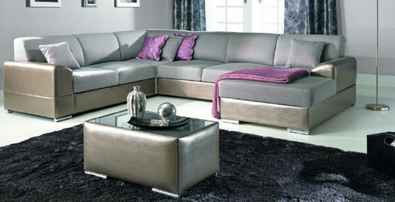 Luxuriéis U-fërmegt Polstersofa am eleganten zäitgenëssesche Stil mat raffinéiertem.