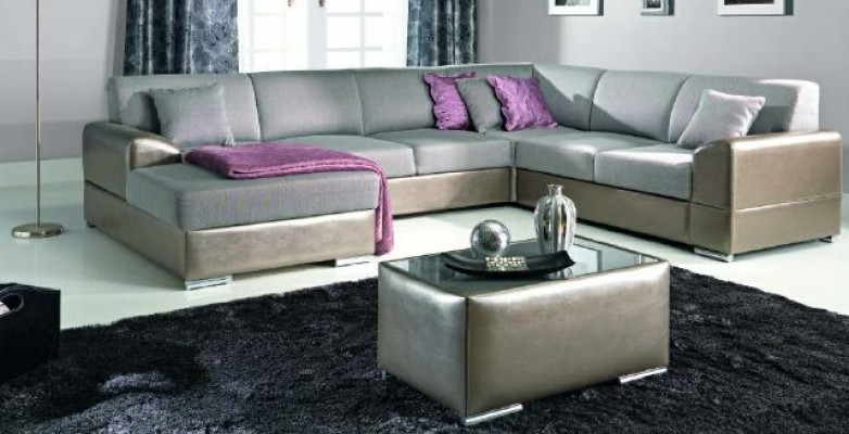 Luxuriéis U-fërmegt Polstersofa am eleganten zäitgenëssesche Stil mat raffinéiertem.