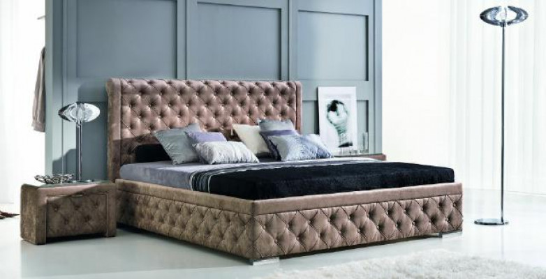 E Bett am luxuriéisen Chesterfield-Stil an engem elegantem, zäitgenëssesche Stil.