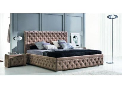 E Bett am luxuriéisen Chesterfield-Stil an engem elegantem, zäitgenëssesche Stil.