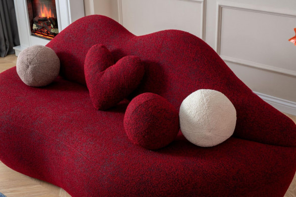 Designer 3-Sëtzer Sofa roude Faarf a Form vun Lëppestëft stilvoll Sitzpolster