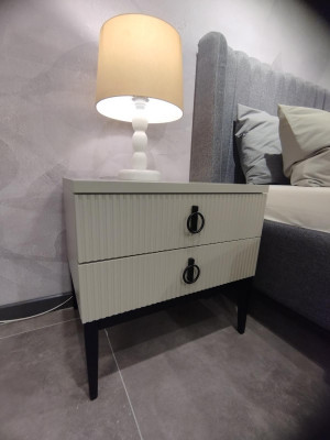 Exklusiven Designer-Nuechtstësch Héichwäertegt Material an Luxusappeal