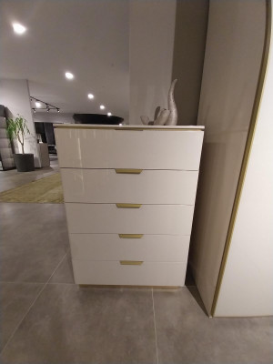 Design Miwwelen Schlofkummer Luxus Kommode mat 4 Schief Noutschaf Holzausgab Holzausgab Nei