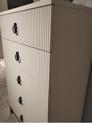 Eleganten Dressoir Perfekt Ergänzung fir Är Schlofkummer Interieur Nei