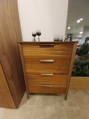 Luxus Schlofzëmmer Kommode mat 4 Tiräng Holzschaf Design Miwwel Holz Nei