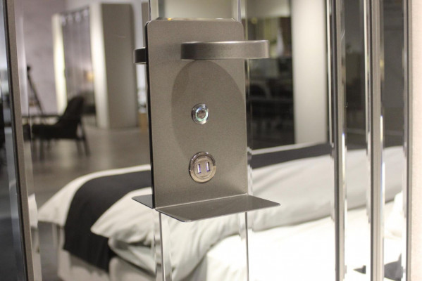 Bett 2x Nuetsdëscher Bänk Design Schlofzëmmer Set 4tlg Luxus Miwwelen Nei