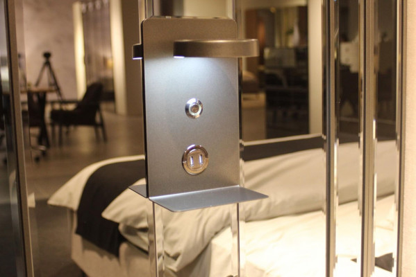 Bett 2x Nuetsdëscher Bänk Design Schlofzëmmer Set 4tlg Luxus Miwwelen Nei