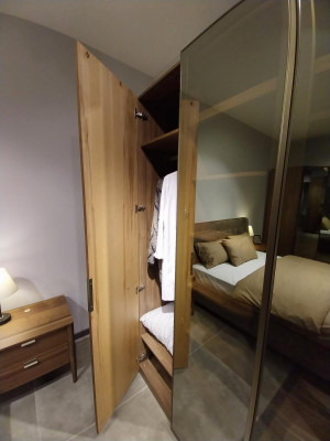 Schlofzëmmer Design Miwwelen Kleederschaf Luxus Holz Braun Schränker Nei