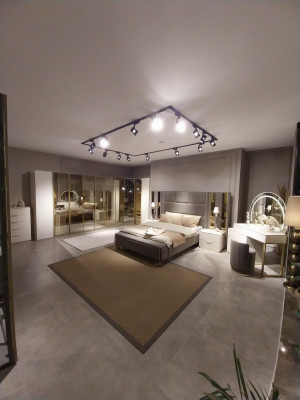 Luxus-Schlofzëmmer-Set Bett + 2x Nuetsdëscher Kommod Kleederschaf Holz Nei