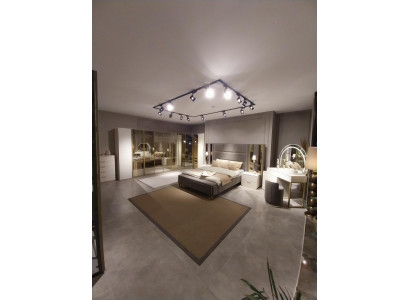 Luxus-Schlofzëmmer-Set Bett + 2x Nuetsdëscher Kommod Kleederschaf Holz Nei