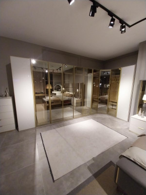 Luxus-Schlofzëmmer-Set Bett + 2x Nuetsdëscher Kommod Kleederschaf Holz Nei