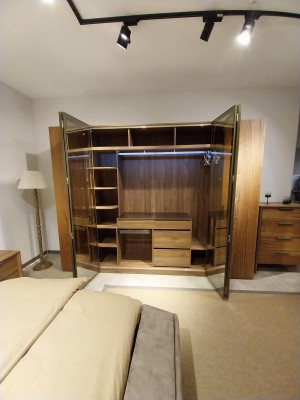 Schlofzëmmer Design Miwwelen Kleederschaf Luxus Holz Braun Schränker Nei