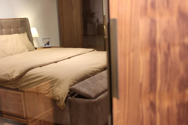 Schlofkummer Set Bett + 2x Nuettschräiner Kommode Kleederschaf Luxus Set Nei