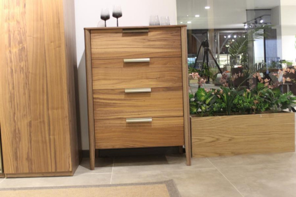 Schlofkummer Set Bett + 2x Nuettschräiner Kommode Kleederschaf Luxus Set Nei