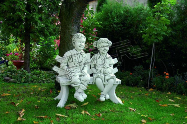Jonge Bub Sëtzfigur Statu Figur Skulptur Statuen Gaart