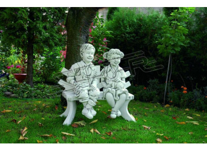 Jonge Bub Sëtzfigur Statu Figur Skulptur Statuen Gaart