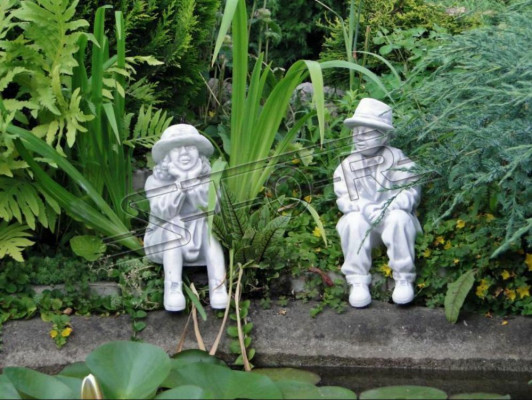 Junge Sëtzend Figur Dekorativ Statu Figur Skulptur Stauen Gaart