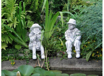 Junge Sëtzend Figur Dekorativ Statu Figur Skulptur Stauen Gaart