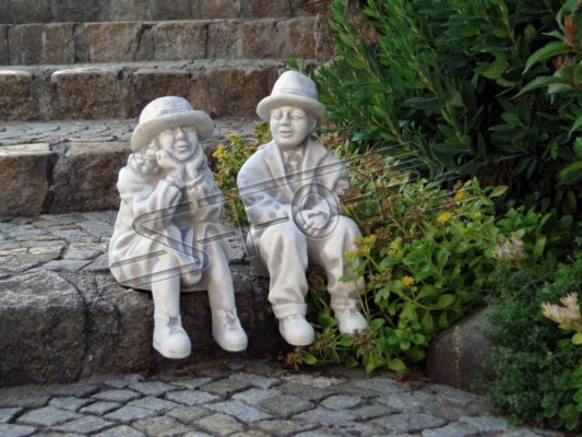 Junge Sëtzend Figur Dekorativ Statu Figur Skulptur Stauen Gaart