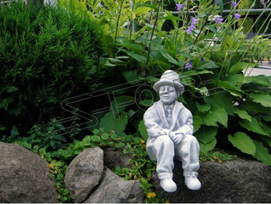 Junge Sëtzend Figur Dekorativ Statu Figur Skulptur Stauen Gaart