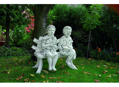 Jonk sëtzend Figur Statu Figuren Skulptur Dekorativ Statuen Gaart
