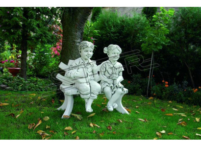 Meedchen Sëtzfigur Statu Figur Skulptur Statuen Gaart