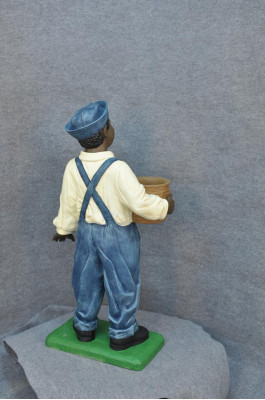 Skulptur vun engem jonke Mann mat donkeler Haut Skulptur Figuren Statuen Stil aus den 1920er Joren