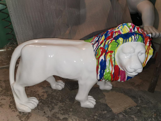 Modern Dekoratioun Designer Léiw faarweg Skulpturen Haus Deko Skulptur Abstrakt
