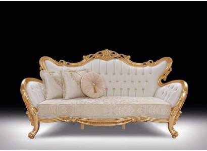 E eent luxuriéist an entspaanend Sofa am klassséchene Stil mat goldene Musteren