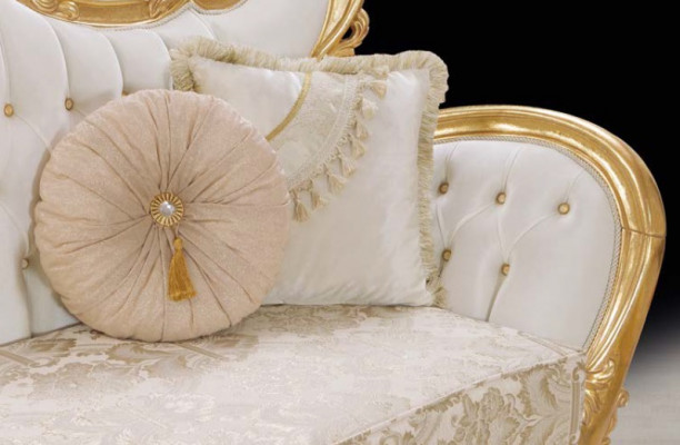 E eent luxuriéist an entspaanend Sofa am klassséchene Stil mat goldene Musteren