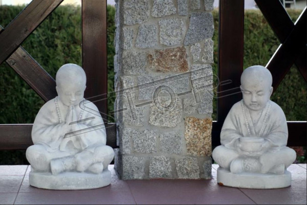 Buddha-Skulptur an Steenoptik Skulptur fir Gaart Dekorativ Figur