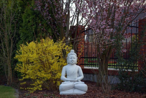 Buddha Skulptur an Steenoptik. Dekorativ Grouss Skulptur fir Gaart Figur