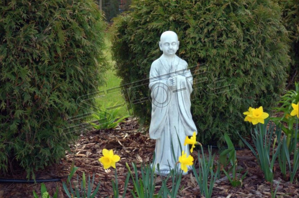Buddha Skulptur an enger Steenoptik. Grouss dekorativ Skulptur fir Gaarde Figur.