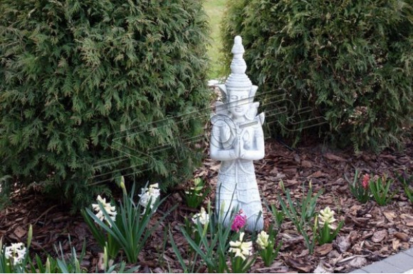 Buddha Skulptur a Steenoptik. Grouss Figur Skulptur fir Gäert Dekorativ.
