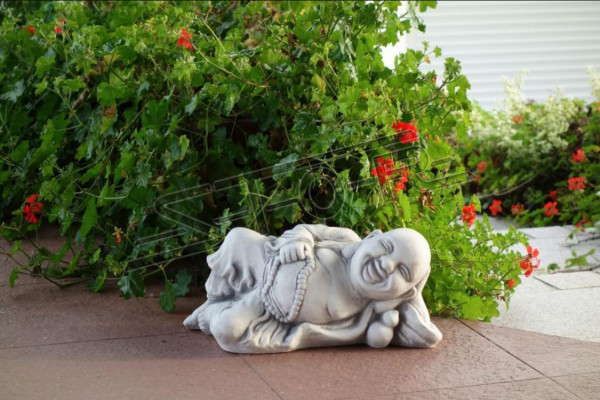 Figur Buddha Skulptur an Steeoptik. Grouss Skulptur fir Gaart Dekoratioun.