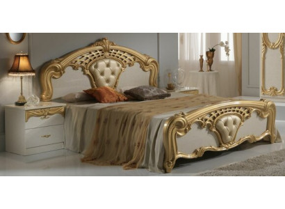 Klassescht Bettgestell Schlofzëmmer Set 3 Stéck Bett + 2 Nuetsdëscher Stil Miwwelen