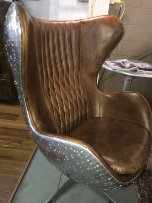 Eeërstull Lieder Braun Metall Sëlwer Ouersessel Eeër Stull Flieger Club
