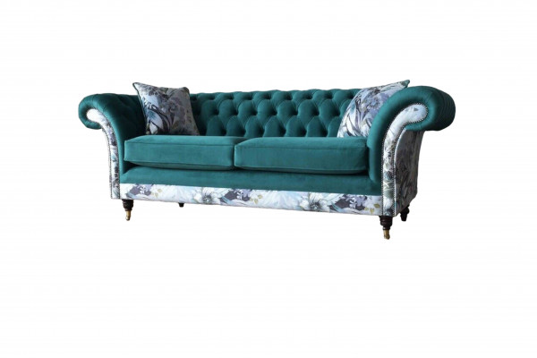 Een liewegt Tressëtz-Sofa aus Chesterfield an engem zarten Smaragdgréng mat Blummenmuster.