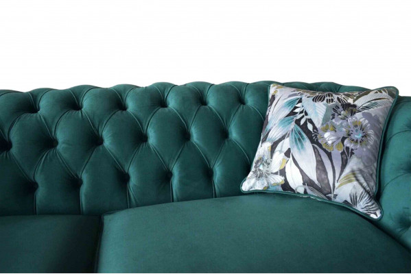 Een liewegt Tressëtz-Sofa aus Chesterfield an engem zarten Smaragdgréng mat Blummenmuster.
